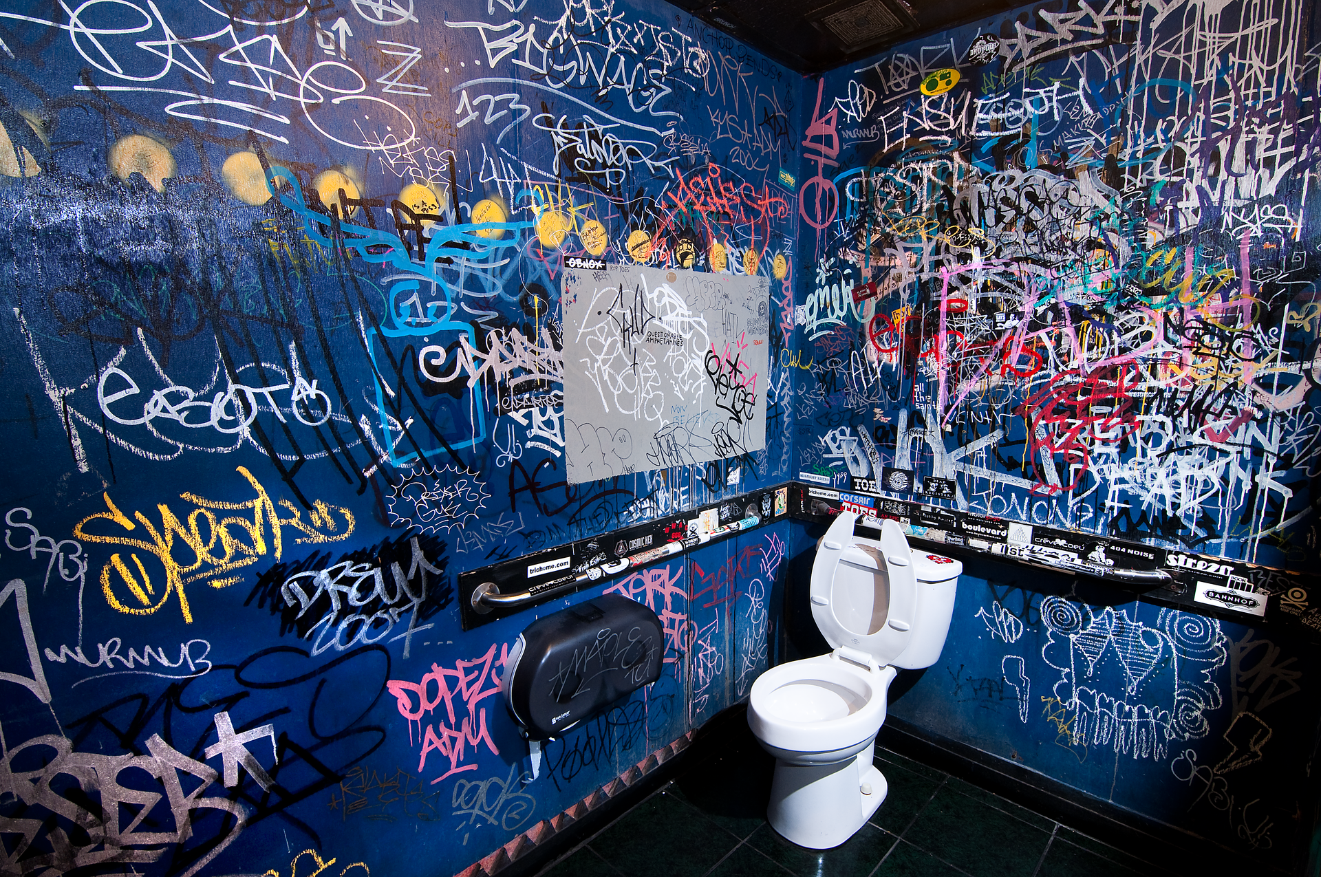 Dark Readers Bathroom1 1 21.57d6fac473164